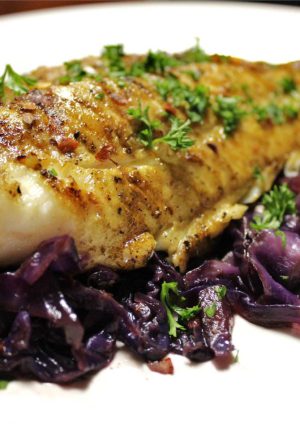پخت ماهی با چاشنی سیر و روغن زیتون و سبزیجات