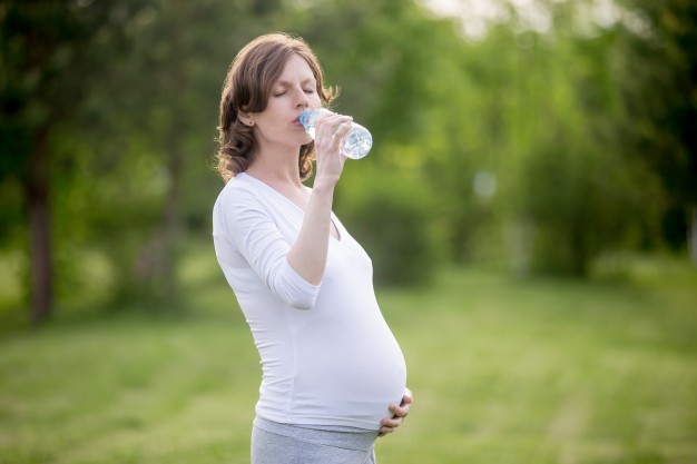 نوشیدن آب زیاد در بارداری