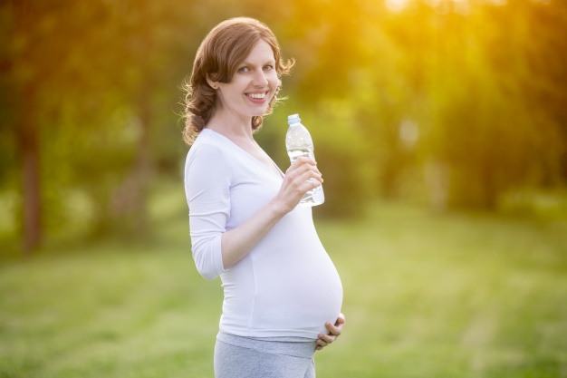 در دوران بارداری آب زیاد بنوشید