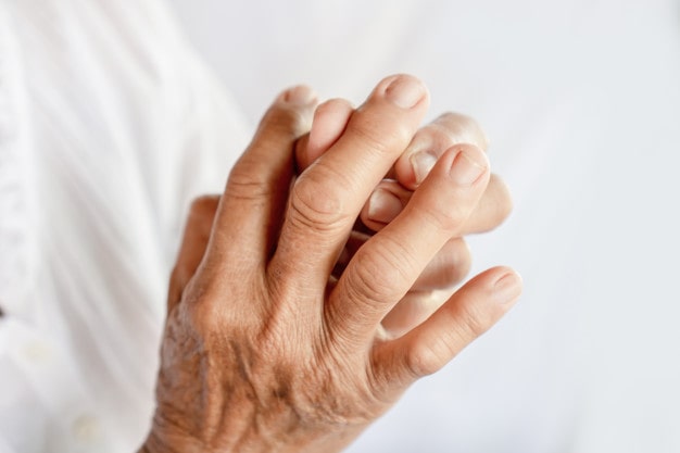 علت درد انگشتان دست و راه های درمان