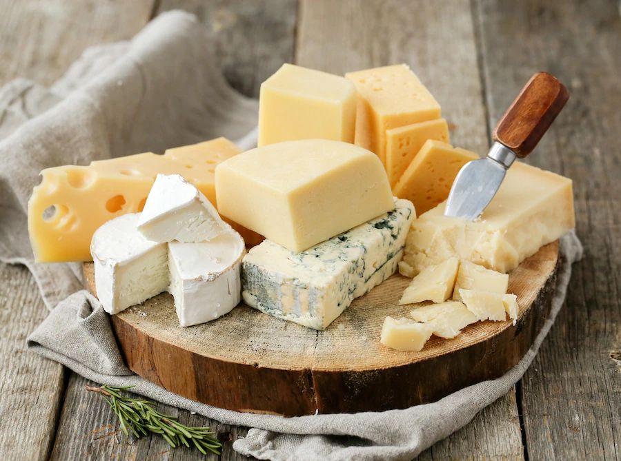 چه پنیرهایی برای مادران شیرده مضر است و نباید مصرف شود؟