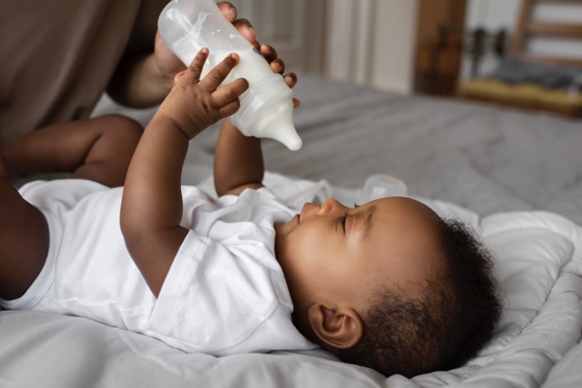 چرا کودک شیر خشک نمی خورد؟