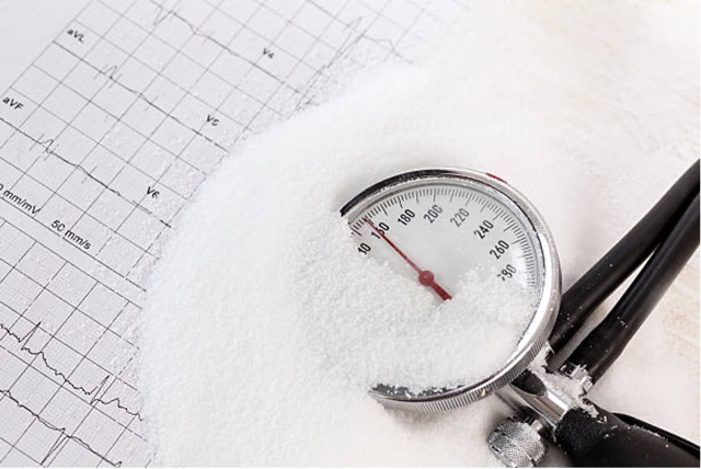 یکی از عوارض مصرف نمک زیاد، افزایش فشار خون بالا است
