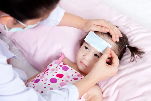 افزایش مصرف مایعات، توصیه دکتر تب برای کاهش دمای بدن کودک