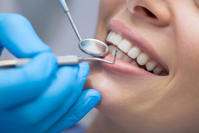 چه زمانی باید به دندانپزشک متخصص مراجعه کنیم؟