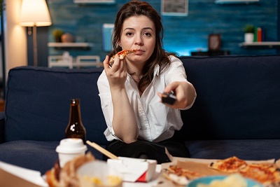 چرا خانم های تنها بیشتر غذا می خورند؟