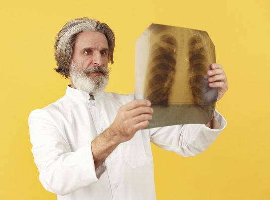 چه ارتباطی بین روماتیسم مفصلی و بیماری بینابینی ریه وجود دارد؟