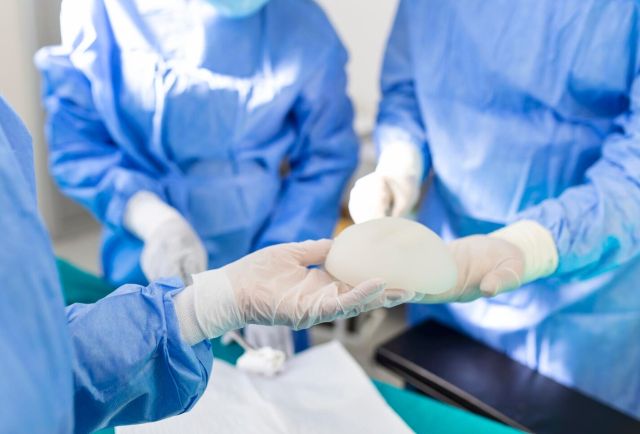 ایمپلنت سینه و بروز عفونت: راهی برای پیشگیری وجود دارد؟